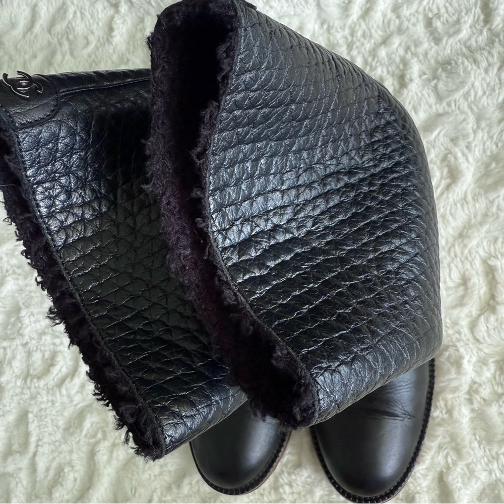 Chanel CC Logo Shearling Black Leather Boots - Picture 7 of 15